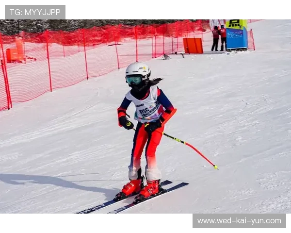 滑雪队完成赛道节奏模拟,动作衔接更自然 滑雪队完成赛道节奏模拟,动作衔接更自然