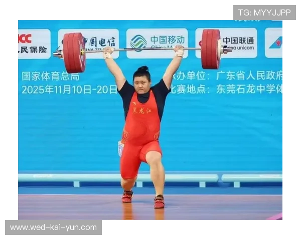 举重选手举完重量后竟向观众比心,引发尖叫 举重选手举完重量后竟向观众比心,引发尖叫