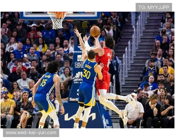 勇士防守突然收紧,把对手得分限制住 勇士防守突然收紧,把对手得分限制住