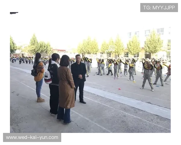 体操选手参与公益募捐活动回馈社会，在操场举行募捐活动